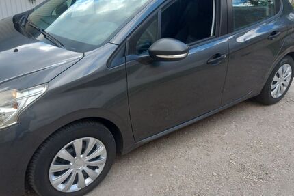 Peugeot 208 67.000 km 3.900 &euro; Essen 45134