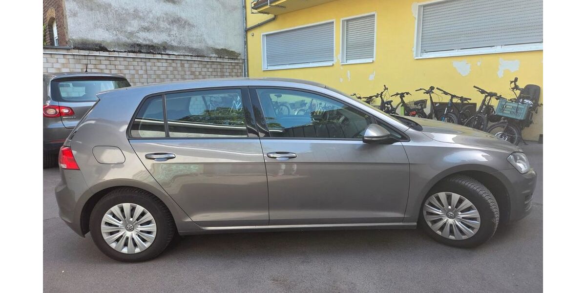 VW Golf 111.636 km 6.300 &euro; Solingen 42655