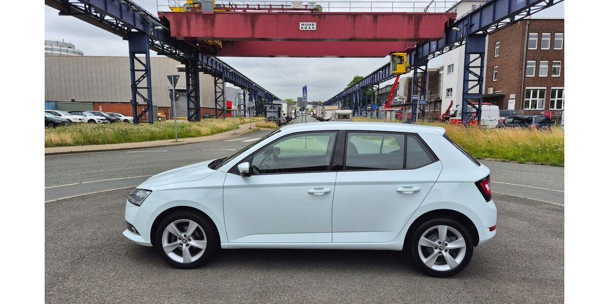 Skoda Fabia 32.900 km 9.690 &euro; Mülheim 45476