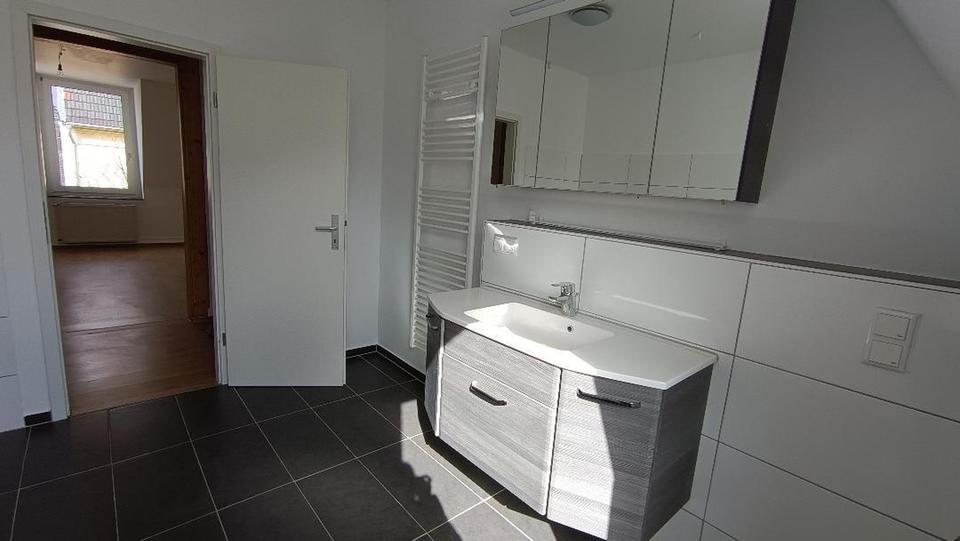 Dachgeschoßwohnung Wuppertal Gemarkung Langerfeld - 4 Zimmer, 100 m&sup2;, 1.000&euro; | Angebot:26324943
