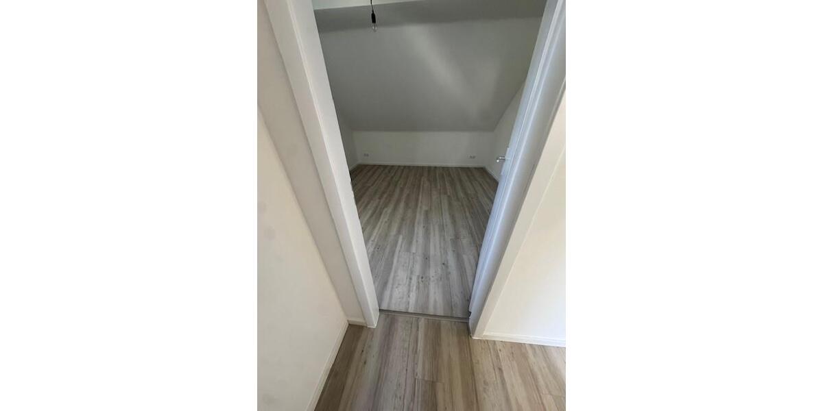 Dachgeschoßwohnung Duisburg Mittelmeiderich - 3 Zimmer, 48 m&sup2;, 385&euro; | Angebot:26115879