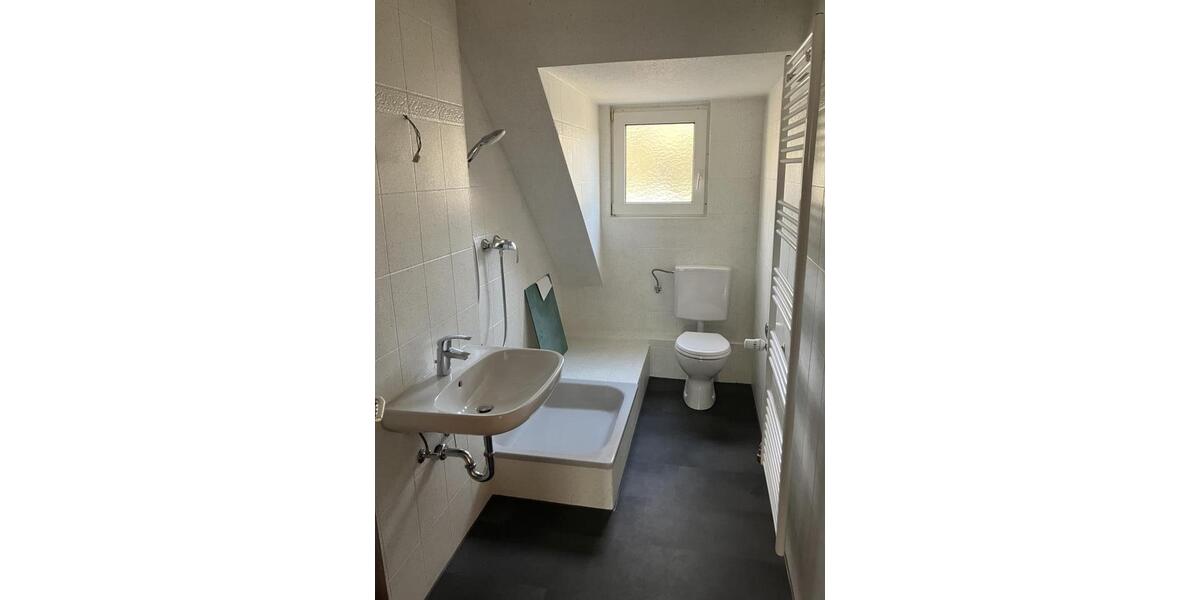 Dachgeschoßwohnung Duisburg Mittelmeiderich - 3.5 Zimmer, 73 m&sup2;, 508&euro; | Angebot:26234164