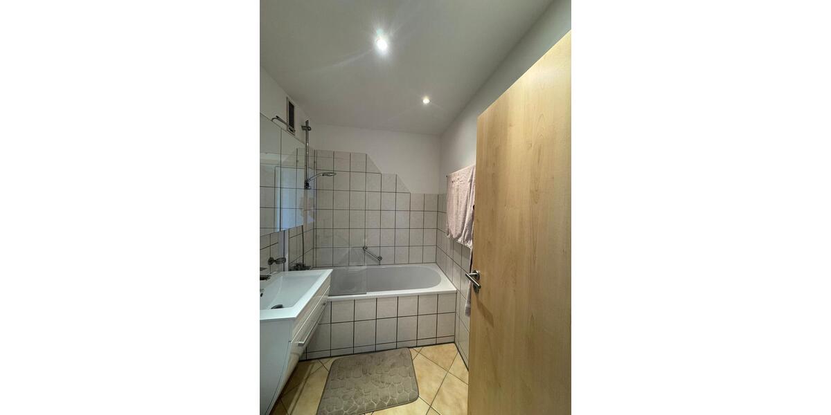 Dachgeschoßwohnung Solingen Central - 3 Zimmer, 71 m&sup2;, 870&euro; | Angebot:26182109