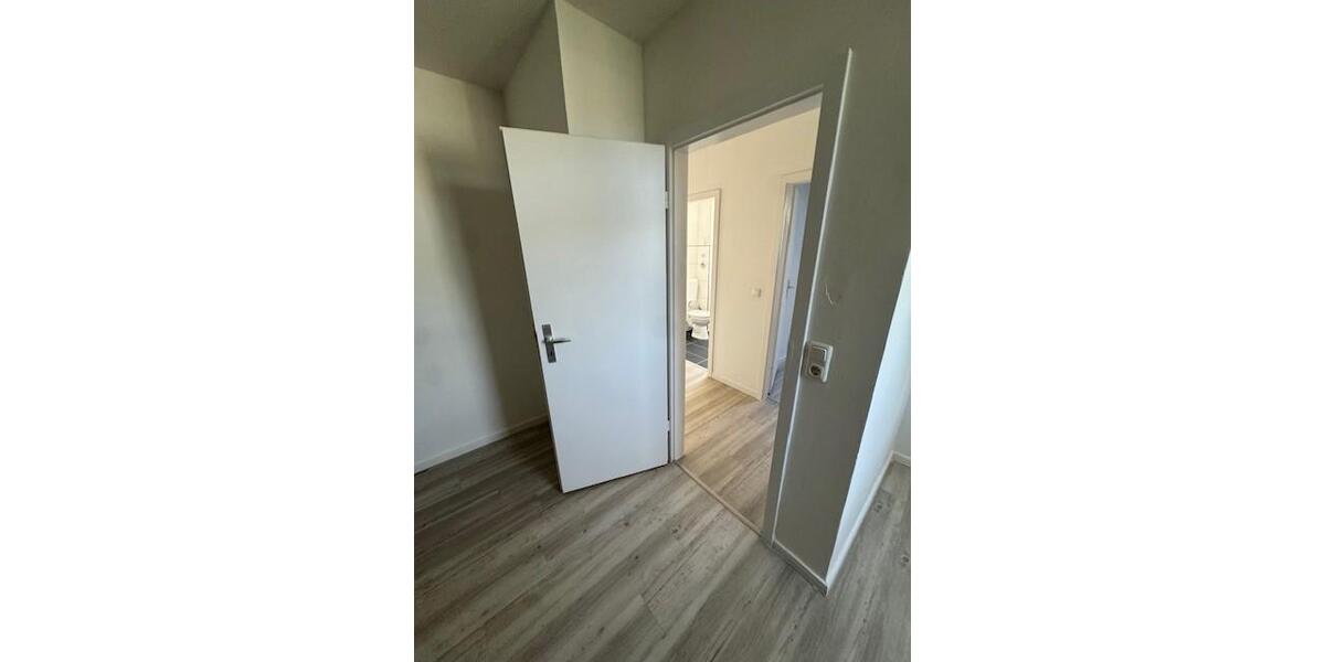 Dachgeschoßwohnung Duisburg Mittelmeiderich - 3 Zimmer, 48 m&sup2;, 385&euro; | Angebot:26115879