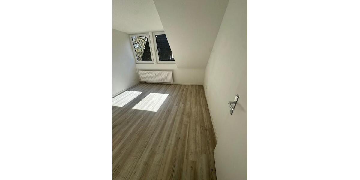 Dachgeschoßwohnung Duisburg Mittelmeiderich - 3 Zimmer, 48 m&sup2;, 385&euro; | Angebot:26115879