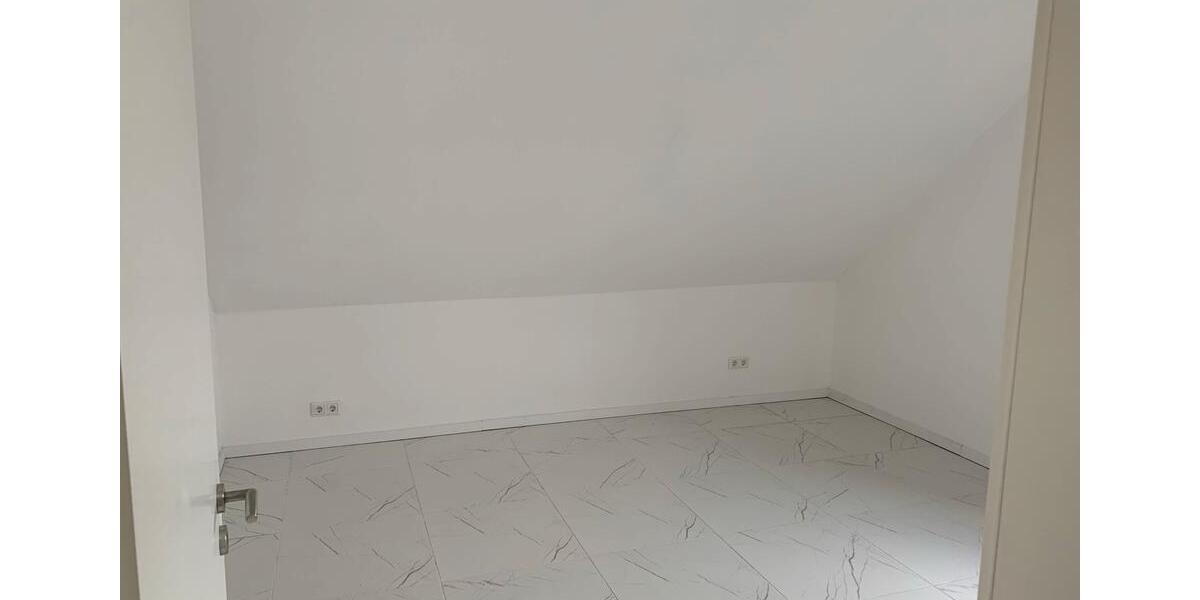 Dachgeschoßwohnung Oberhausen Schmachtendorf - 3.5 Zimmer, 85 m&sup2;, 850&euro; | Angebot:26122522